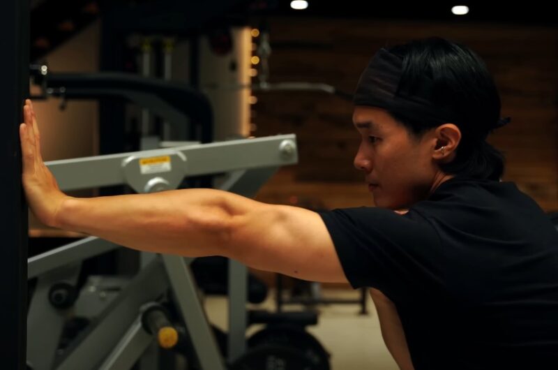 Focused stretch, targeting arm and shoulder flexibility